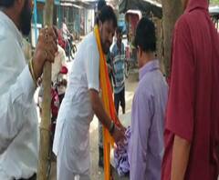 নিজের বাড়ির সামনে ‘চৌকিদার চোর হ্যায়’ ব্যানার ছিঁড়ে পোড়ালেন বাবুল