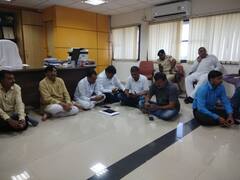 ગાંધીનગરઃ પાકવીમા મુદ્દે ધરણા પર બેઠેલા કોંગ્રેસના ત્રણ MLAને મળ્યા અમિત ચાવડા, પછી શું કહ્યું? જુઓ વીડિયો