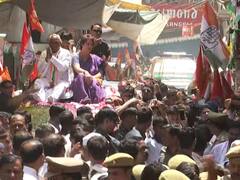 झांसी में रोड शो कर प्रियंका गांधी ने किया शक्ति प्रदर्शन, देखिए