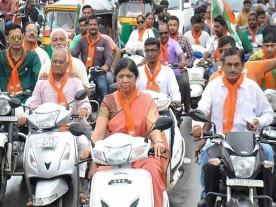 વડોદરામાં રંજનબેન ભટ્ટે છેલ્લા દિવસે કર્યો ચૂંટણી પ્રચાર, કાર્યકરોએ આપ્યા કમળ, જુઓ વીડિયો