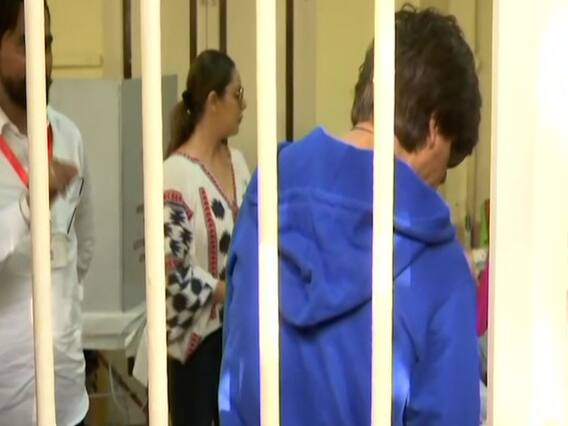 Shah Rukh Khan and wife Gauri cast their votes in Bandra