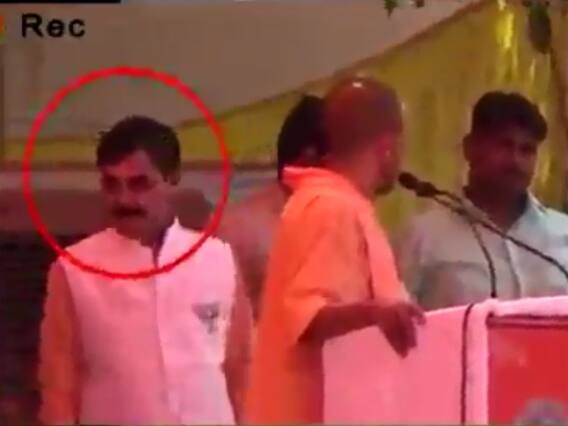 રેલી દરમિયાન નારાજ થઈ ગયા યુપીના મુખ્યમંત્રી યોગી, નેતાને જાહેરમાં ખખડાવ્યા, જુઓ વીડિયો