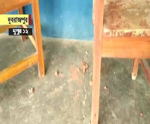 বীরভূমের দুবরাজপুরের পদুমায় গ্রামবাসী-কেন্দ্রীয় বাহিনী সংঘর্ষ, ইটবৃষ্টির জবাবে শূন্যে গুলি ছোঁড়ার অভিযোগ বাহিনীর বিরুদ্ধে Lok Sabha Election 2019: Kaar Dokhole Delhi: villagers-central force clash in Dubrajpur বীরভূমের দুবরাজপুরের পদুমায় গ্রামবাসী-কেন্দ্রীয় বাহিনী সংঘর্ষ, ইটবৃষ্টির জবাবে শূন্যে গুলি ছোঁড়ার অভিযোগ বাহিনীর বিরুদ্ধে