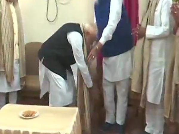 NDAના કયા દિગ્ગજ નેતાને PM મોદી લાગ્યા પગે? જુઓ વીડિયો