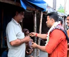 অনুব্রতর নকুলদানার পাল্টা অনুপমের মিহিদানা, ভোটের প্রচারে বারুইপুরে মিহিদানা বিলি যাদবপুরের বিজেপি প্রার্থীর