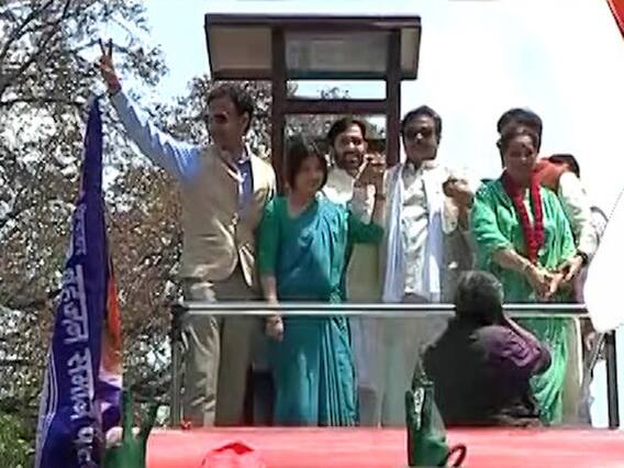 Lucknow: Poonam Sinha holds roadshow with Dimple Yadav