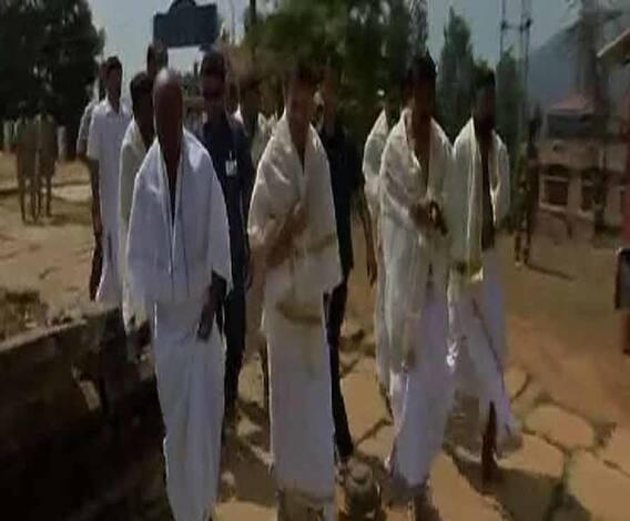 কেরলের স্থানীয় পোশাক পরে তিরুনেলির ব্রহ্মগিরি পাহাড়ের বিষ্ণু মন্দিরে পুজো দিলেন রাহুল