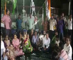 কংগ্রেস নেতার ওপর হামলার প্রতিবাদে ধর্নায় অধীর, গ্রেফতার ২,মুর্শিদাবাদে অধীরকে নিশানা মমতার- দেখুন আরও খবর এক ঝলকে 