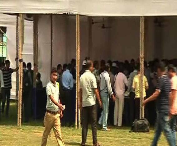 রায়গঞ্জ, জলপাইগুড়ি ও দার্জিলিয়ে ভোটগ্রহণ আগামিকাল, ইভিএম ও জরুরি সরঞ্জাম নিয়ে বুথের উদ্দেশ্যে রওনা দিতে শুরু করেছেন ভোটকর্মীরা