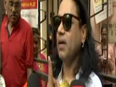 After Kailash Kher casts vote, sings 'vote do vote do'