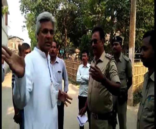 মালদার উত্তরের রতুয়ায় কংগ্রেস প্রার্থী ঈশা খান চৌধুরীকে ঘিরে বিক্ষোভ তৃণমূলের কর্মী-সমর্থকদের Lok Sabha Election 2019: TMC agitation against Isha Khan Choudhury In Maldah north মালদার উত্তরের রতুয়ায় কংগ্রেস প্রার্থী ঈশা খান চৌধুরীকে ঘিরে বিক্ষোভ তৃণমূলের কর্মী-সমর্থকদের
