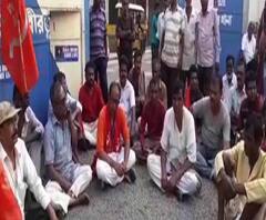 রেজাউল করিমের প্রচারে ‘বাধা’, নিরপত্তা চেয়ে দুবরাজপুর থানা চত্বরে বামেদের অবস্থান বিক্ষোভ 