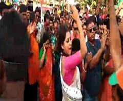 মালদা উত্তরের বিজেপি প্রার্থী খগেন মুর্মুর সমর্থনে প্রচারে গিয়ে স্থানীয় মহিলাদের সঙ্গে নাচলেন রূপা গঙ্গোপাধ্যায়