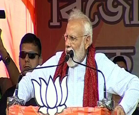 দেশকে দুর্বল করতে এয়ারস্ট্রাইক নিয়ে প্রশ্ন তুলছেন মমতা, তোপ মোদির