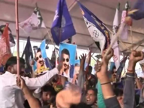 यूपी: महागठबंधन की रैली में दिखाए गए भीम आर्मी के मुखिया चंद्रशेखर के पोस्टर