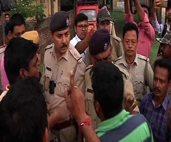রায়গঞ্জে কেন্দ্রীয় বাহিনীর দাবিতে ভোটার ও ভোটকর্মীদের বিক্ষোভ, পুলিশের সঙ্গে গ্রামবাসীদের বচসা Lok Sabha Election 2019: Police villagers chaos for central force in Raijung রায়গঞ্জে কেন্দ্রীয় বাহিনীর দাবিতে ভোটার ও ভোটকর্মীদের বিক্ষোভ, পুলিশের সঙ্গে গ্রামবাসীদের বচসা