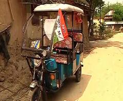 দক্ষিণ দিনাজপুরে টোটোয় চড়ে ভোট দিতে আসছেন ভোটাররা, ভাড়া দিচ্ছে তৃণমূল!