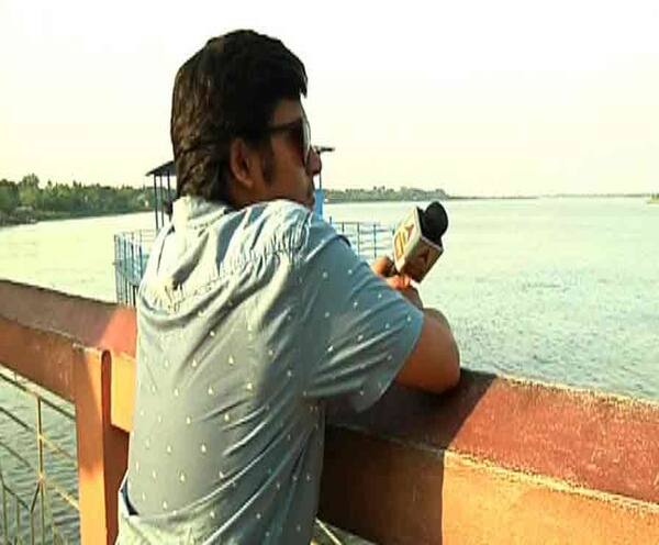 ইছামতির তীর থেকে দোকানপাট, রাস্তাঘাট, অলিগলি, কি চাইছে বসিরহাটের মানুষ? পাল্লা ভারী কোনদিনে? জানতে বসিরহাট কেন্দ্র ঘুরে দেখলেন বাদশা-ঋতব্রত Lok Sabha Election 2019: TAROKAR CHOKHE TAROKAR KENDRA- Rwitabrata and Badshah in Basirhaat ইছামতির তীর থেকে দোকানপাট, রাস্তাঘাট, অলিগলি, কি চাইছে বসিরহাটের মানুষ? পাল্লা ভারী কোনদিনে? জানতে বসিরহাট কেন্দ্র ঘুরে দেখলেন বাদশা-ঋতব্রত