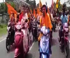 স্কুটার চালিয়ে পতাকা নিয়ে রামনবমীর মিছিলের মাধ্যমে প্রচার হুগলি লোকসভা কেন্দ্রের বিজেপি প্রার্থী লকেট চট্টোপাধ্যায়ের