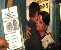 কালিয়াগঞ্জে বুথে ইভিএম খারাপ থাকায় প্রথমে ভোট দিতে পারেননি রায়গঞ্জের কংগ্রেস প্রার্থী দীপা দাশমুন্সি, পরে অবশ্য ভোট দিলেন তিনি