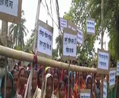 মত্সজীবীর অস্বাভাবিক মৃত্যু, ট্রলার মালিককে গ্রেফতারের দাবিতে বিক্ষোভ মেদিনীপুরে, হাওড়ায় বিজেপির পতাকা ছেড়া নিয়ে উত্তেজনা - দেখুন আরও খবর এক ঝলকে