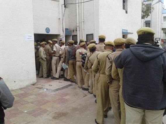 વડોદરાઃ પોલીસકર્મીઓએ બેલેટ પેપરથી કર્યું મતદાન, જુઓ વીડિયો