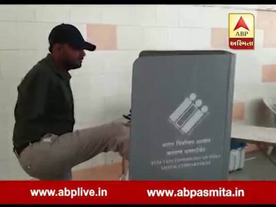  નડિયાદના દિવ્યાંગ યુવકે પોતાના પગથી કર્યું મતદાન , જુઓ વીડિયો 