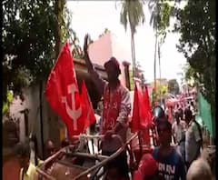 শ্রীরামপুরের মল্লিকপড়ায় টোটোয় চড়ে প্রচারে সিপিএম প্রার্থী তীর্থঙ্কর রায়