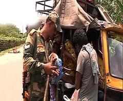 তৃতীয় দফার ভোটের আগে দক্ষিণ দিনাজপুরের হিলিতে চলছে নাকা চেকিং, সেই ছবি তুলে ধরেছেন আমাদের প্রতিনিধি অরিত্রিক ভট্টাচার্য