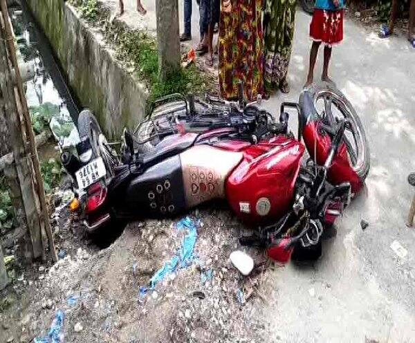 পতাকা লাগানোকে ঘিরে উত্তপ্ত কোচবিহারের তুফানগঞ্জ, ২ বিজেপি কর্মী আহত, হামলার অভিযোগ ওড়াল তৃণমূল, দিনহাটায় তৃণমূলের গোষ্ঠীদ্বন্দ্ব Lok Sabha Election 2019: Political brawl at Tufangunj and Dinhata in Coochbehar পতাকা লাগানোকে ঘিরে উত্তপ্ত কোচবিহারের তুফানগঞ্জ, ২ বিজেপি কর্মী আহত, হামলার অভিযোগ ওড়াল তৃণমূল, দিনহাটায় তৃণমূলের গোষ্ঠীদ্বন্দ্ব