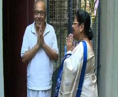 প্রচারে বেরিয়ে কলকাতা দক্ষিণের তৃণমূল প্রার্থী মালা রায়ের সঙ্গে দেখা সাহিত্যিক শীর্ষেন্দু মুখোপাধ্যায়ের, হল সৌজন্য বিনিময়