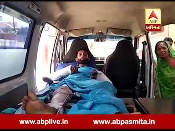 અમરેલી: યુવક એમ્બ્યુલન્સમાં પહોંચ્યો મતદાન કરવા, જુઓ વીડિયો