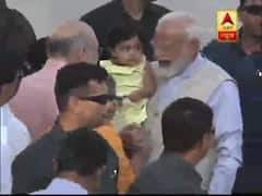 पीएम मोदी ने छोटी बच्ची को गोद में लेकर दिखाया जीत का निशान, देखिए