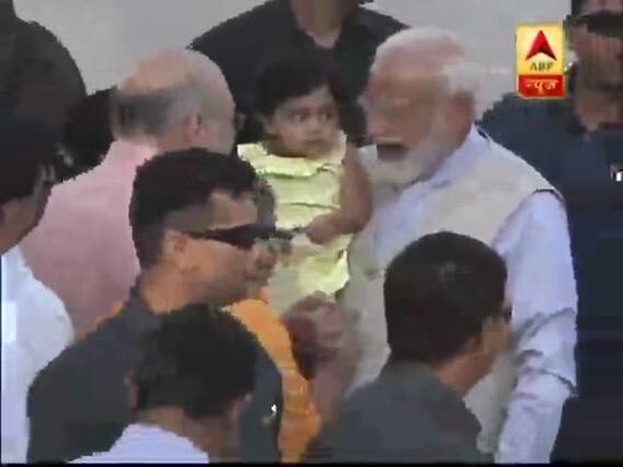पीएम मोदी ने छोटी बच्ची को गोद में लेकर दिखाया जीत का निशान, देखिए