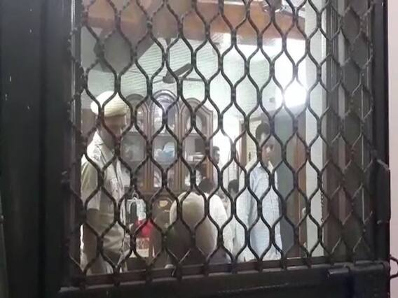 IT raids on MP CM's aides continue for third day | Master Stroke (09.04.2019)