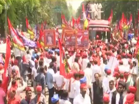 Akhilesh Yadav holds roadshow in Azamgarh