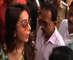 আরাবুলকে পাশে নিয়ে যাদবপুরের তৃণমূল প্রার্থী হিসেবে মনোনয়নপত্র জমা দিলেন মিমি চক্রবর্তী