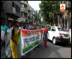 হুড খোলা গাড়িতে চড়ে প্রচার কলকাতা দক্ষিণ লোকসভা কেন্দ্রের তৃণমূল প্রার্থী মালা রায়ের, সঙ্গে ছিলেন মেয়র পারিষদ দেবাশিস কুমার