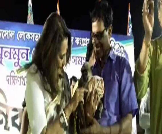 দেখুন: প্রচারে বেরিয়ে হনুমান শাবককে আদর মুনমুন সেনের 