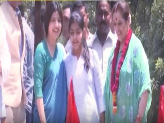 Poonam Sinha conducts roadshow, Shatrughan Sinha by her side