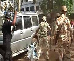 জেমুয়ায় বুথের বাইরে লাঠিচার্জ, ধরা পড়ল এবিপি আনন্দের ক্যামেরায়