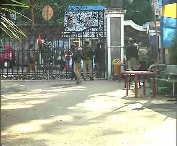 দার্জিলিংয়ের ভানু ভবন ও শিলিগুড়িতে খোলা হয়েছে স্ট্রংরুম, সেখানেই রাখা হয়েছে ইভিএমগুলি, পাহারায় রয়েছে কেন্দ্রীয় বাহিনী Lok Sabha Election 2019: Darjeeling's EVMs are in Bhanu Bhaban and Siliguri দার্জিলিংয়ের ভানু ভবন ও শিলিগুড়িতে খোলা হয়েছে স্ট্রংরুম, সেখানেই রাখা হয়েছে ইভিএমগুলি, পাহারায় রয়েছে কেন্দ্রীয় বাহিনী