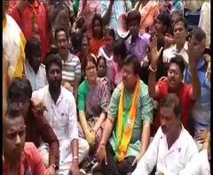 বেআইনি অস্ত্র রাখার অভিযোগে ধৃত তৃণমূল নেতার জামিন হওয়ায় চুঁচুড়া থানায় হুগলির বিজেপি প্রার্থী লকেট চট্টোপাধ্যায়ের নেতৃত্বে বিক্ষোভ 