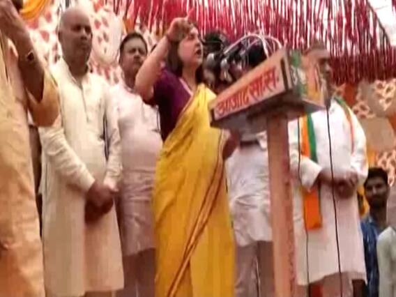 Maneka Gandhi stirs controversy, says those who vote will get priority of work