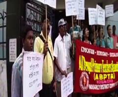 উত্তর ২৪ পরগনার বারাসাতে কেন্দ্রীয় বাহিনী চেয়ে বিক্ষোভ দেখালেন ভোটকর্মীরা