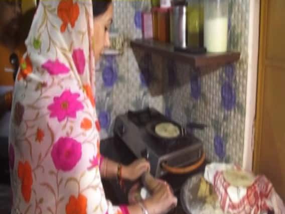 Jaipur royal and BJP contestant from Rajsamand Diya Kumari makes 'roti' to please voters 