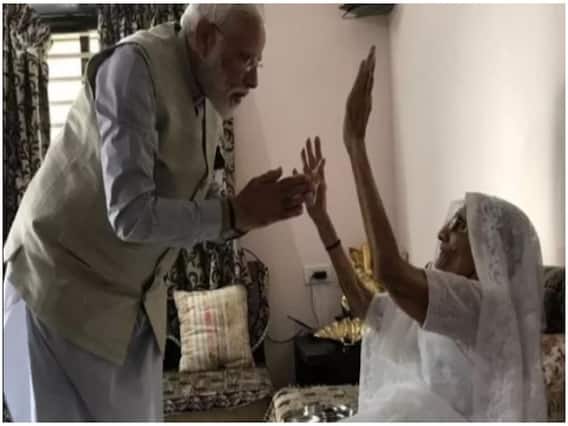 Full coverage: मां से आशीर्वाद लेकर वोट डालने अहमदाबाद पहुंचे PM मोदी, अमित शाह ने की अगवानी