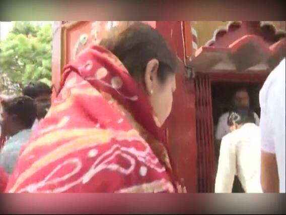 चुनाव में जीत के लिए नेताओं का मंदिर दौरा, अमेठी में स्मृति ईरानी ने मां दुर्गा का लिया आशीर्वाद