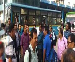 গাড়ি না পাওয়ায় জলপাইগুড়িতে জাতীয় সড়ক আটকে বিক্ষোভ ভোটকর্মীদের 