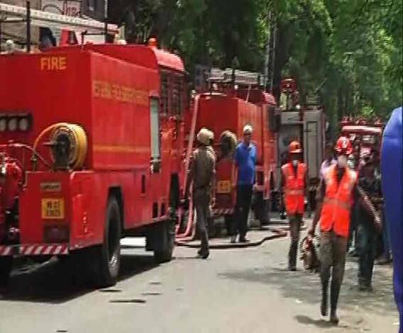 এক্সাইড মোড়ে বহুতলে আগুন, ঘটনাস্থলে বিপর্যয় মোকাবিলা দফতরের কর্মীরা, আগুন নিয়ন্ত্রণ করা যাবে দ্রুত, মন্তব্য দমকলের ডিজি-র